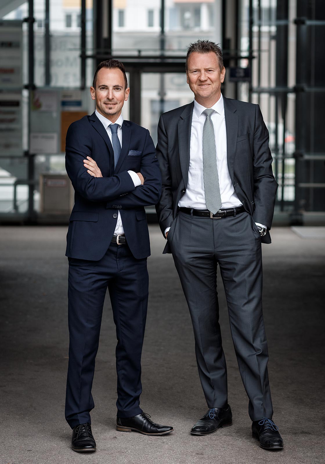 Doktor Daniel Lassingleithner und Doktor Egger stehen in einem Foyer.